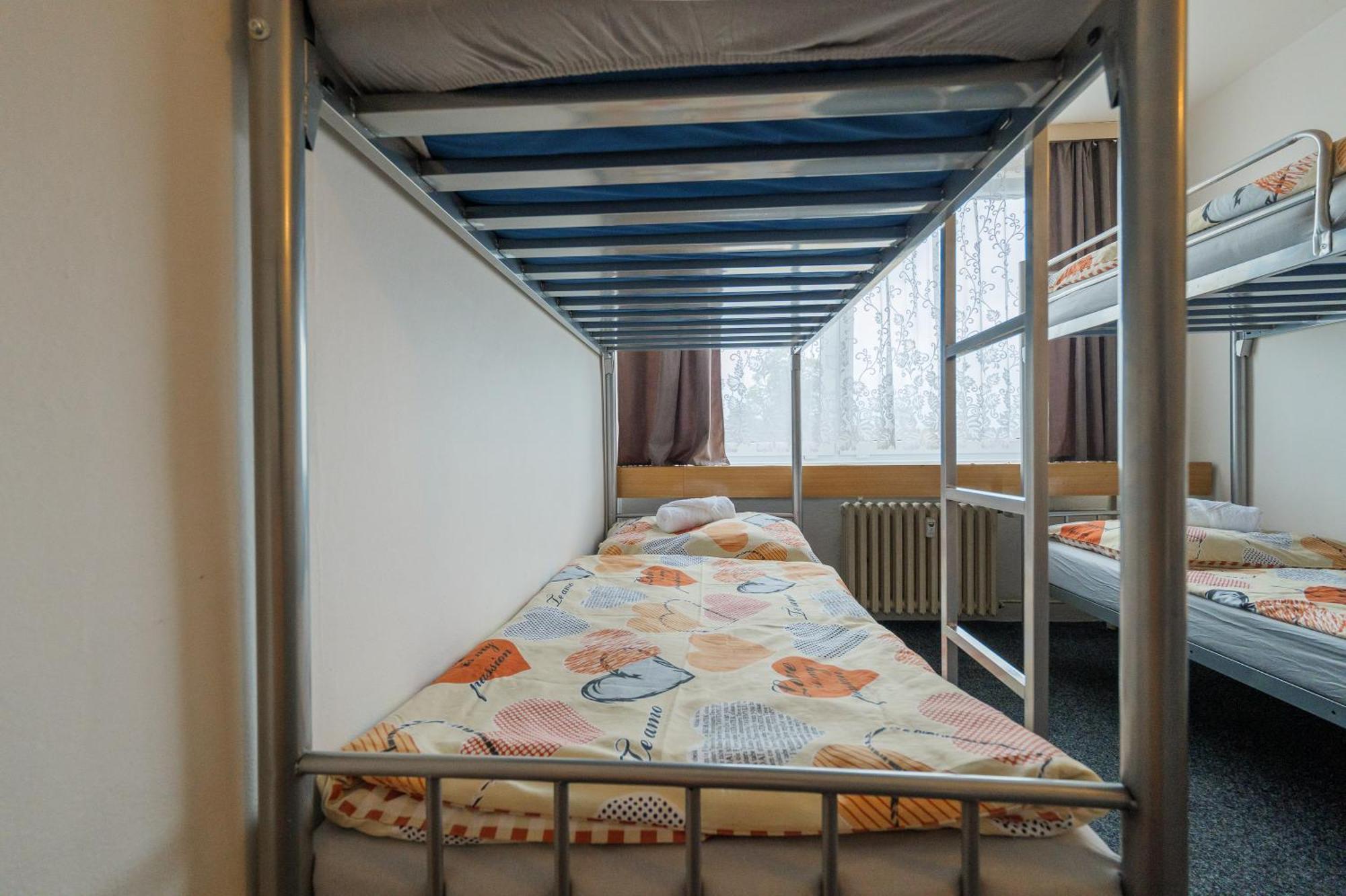 Tvm Tower Modrany Hostel Praha Bagian luar foto