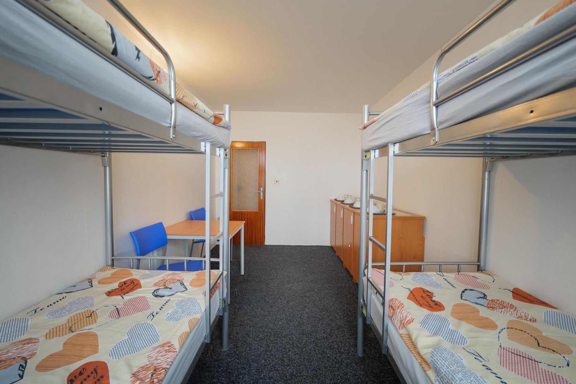 Tvm Tower Modrany Hostel Praha Bagian luar foto