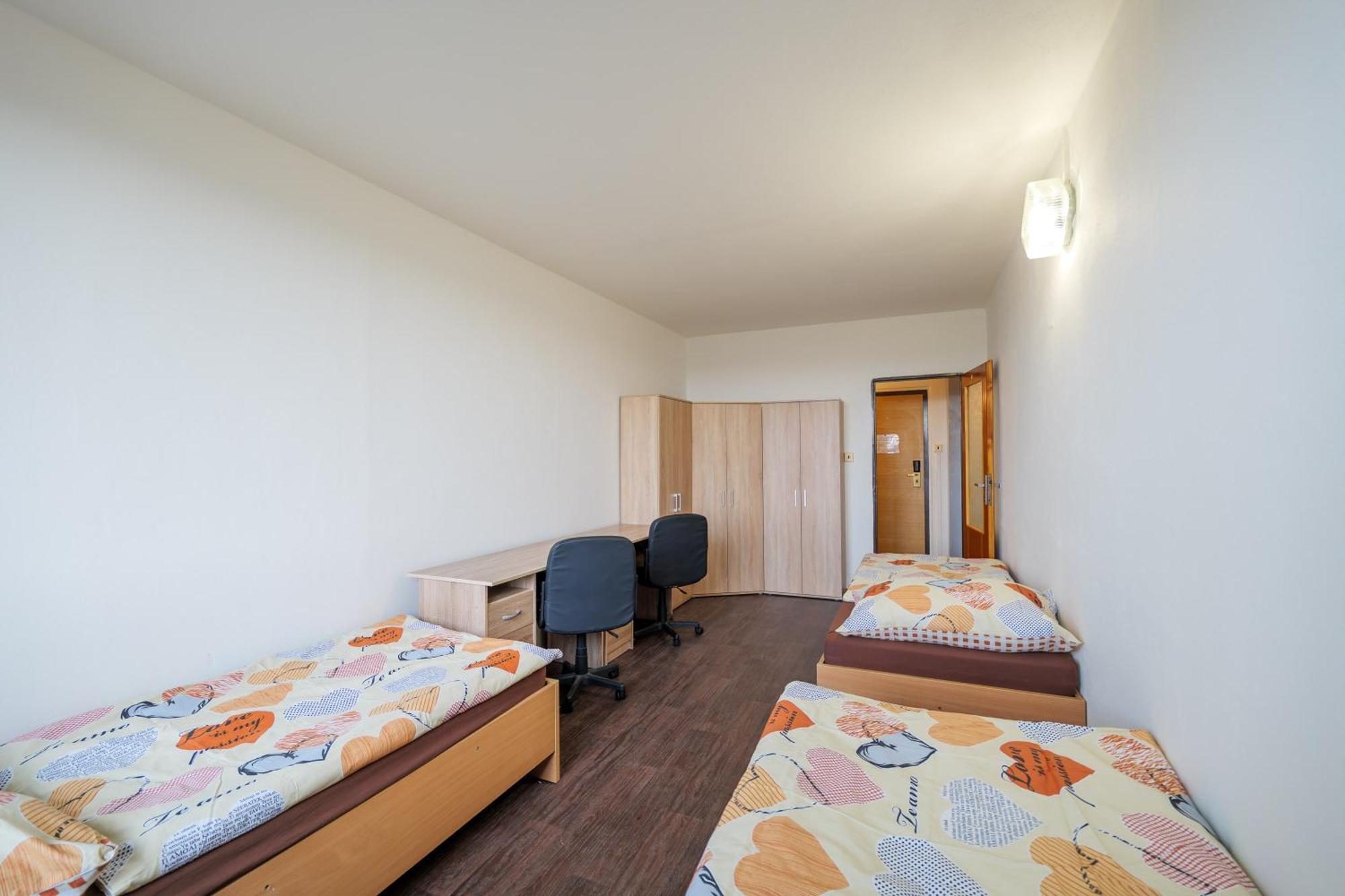 Tvm Tower Modrany Hostel Praha Bagian luar foto