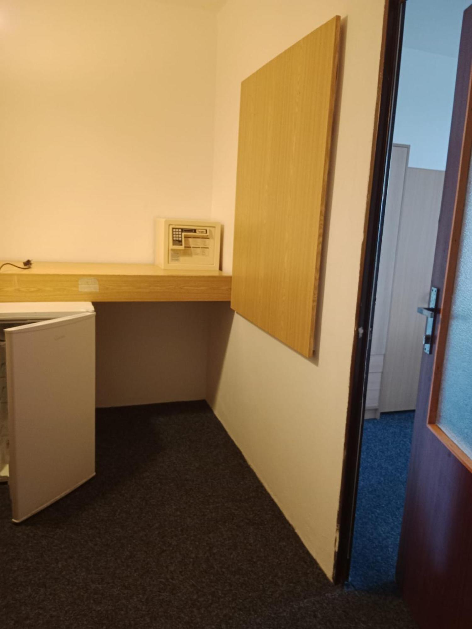 Tvm Tower Modrany Hostel Praha Bagian luar foto