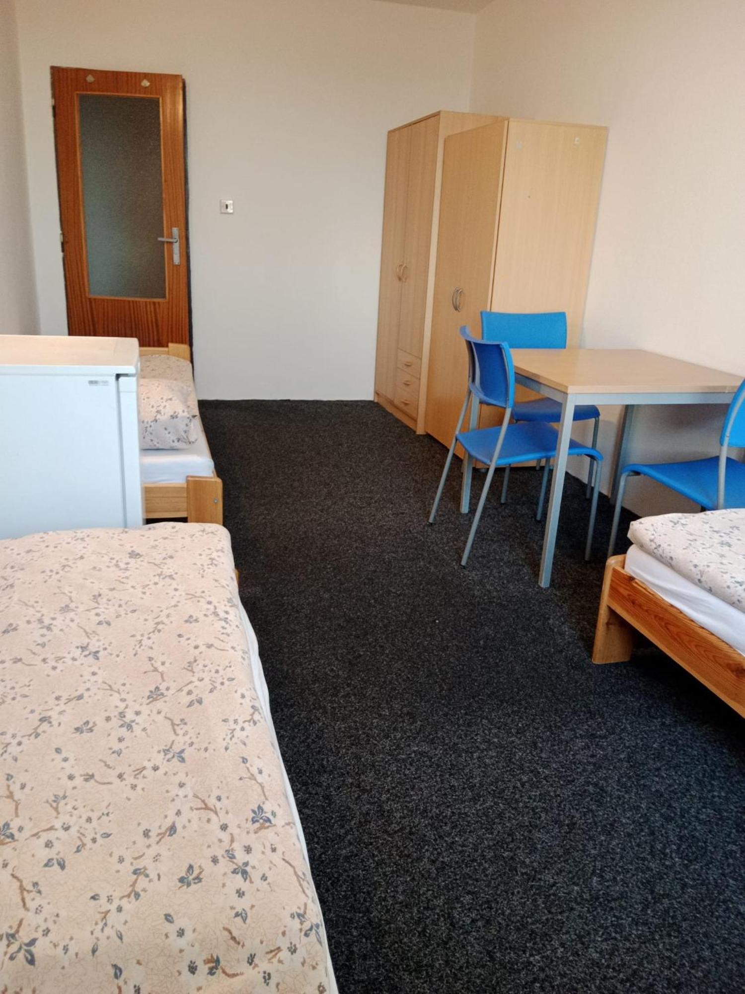 Tvm Tower Modrany Hostel Praha Bagian luar foto
