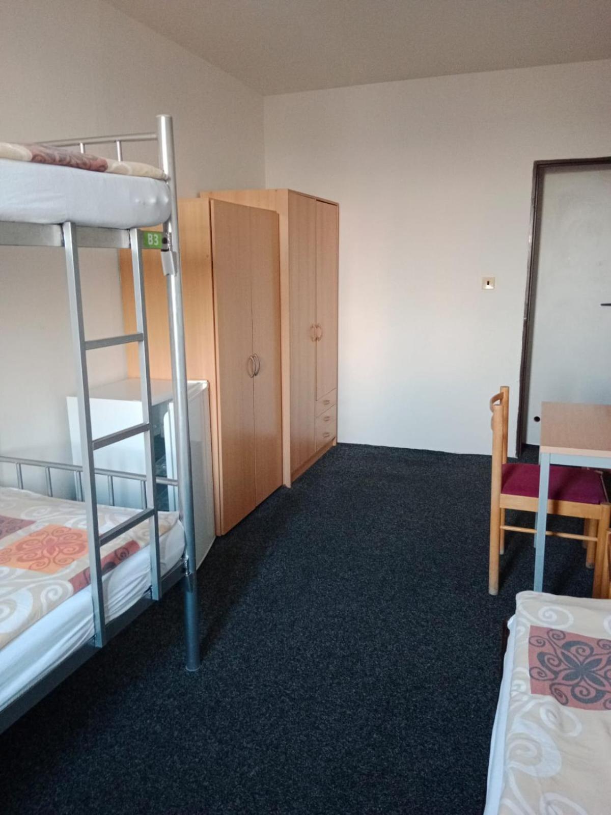 Tvm Tower Modrany Hostel Praha Bagian luar foto